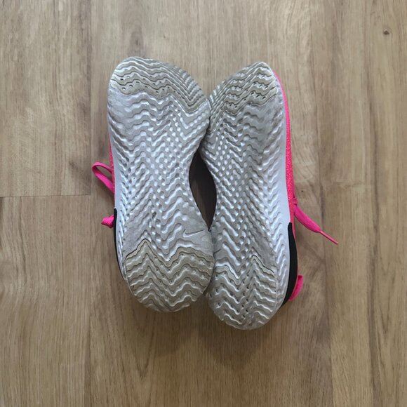 Nike Epic React Flyknit 2 in Pink with Black Details - Picture 5 of 5